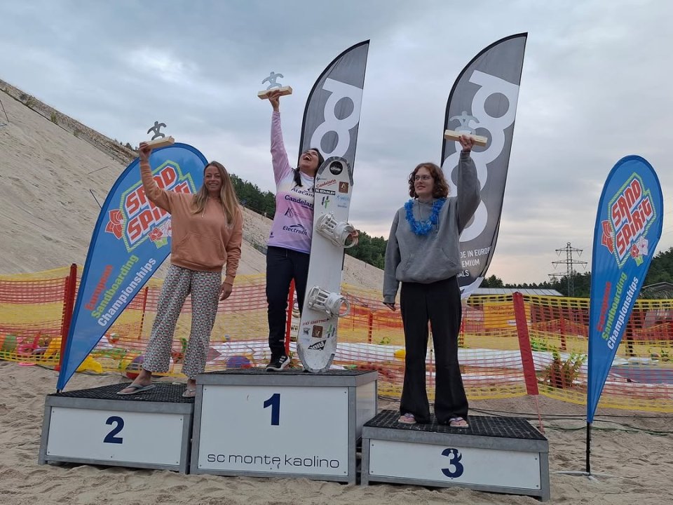 /constanza-albayay-hace-historia-en-alemania-campeona-europea-de-sandboard