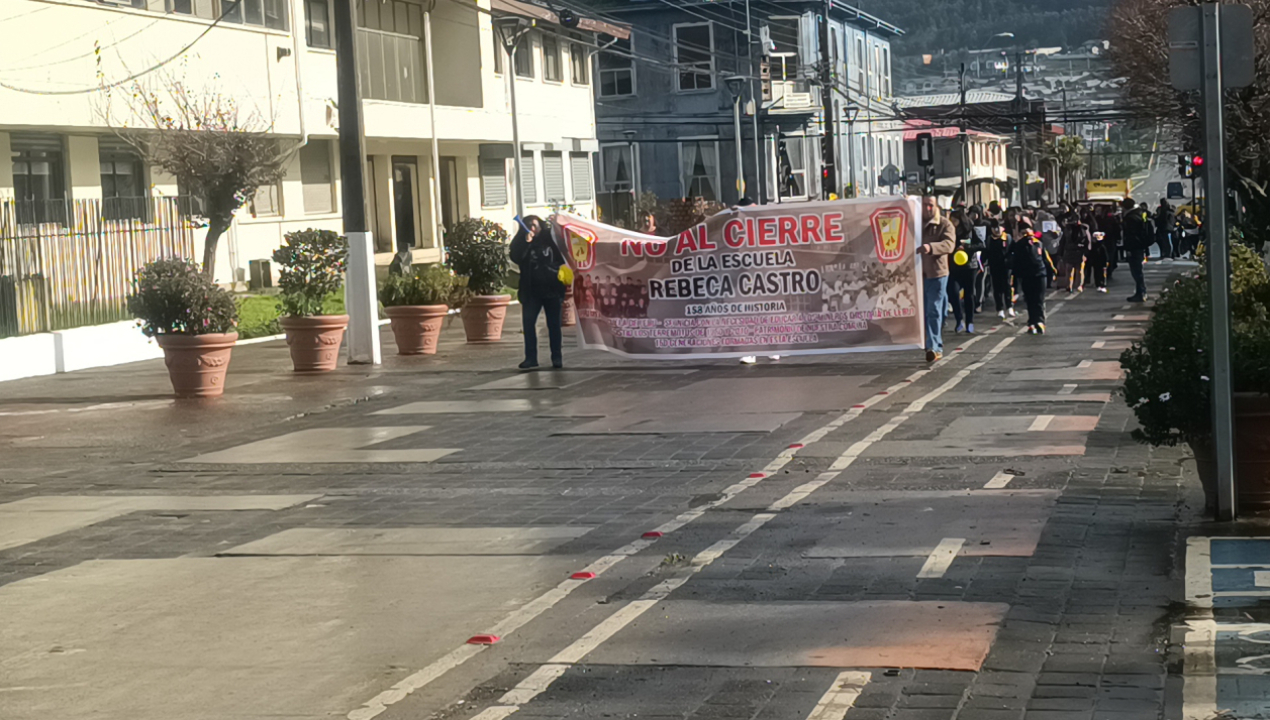 /comunidad-educativa-realiza-marcha-pacifica-ante-propuesta-de-fusion