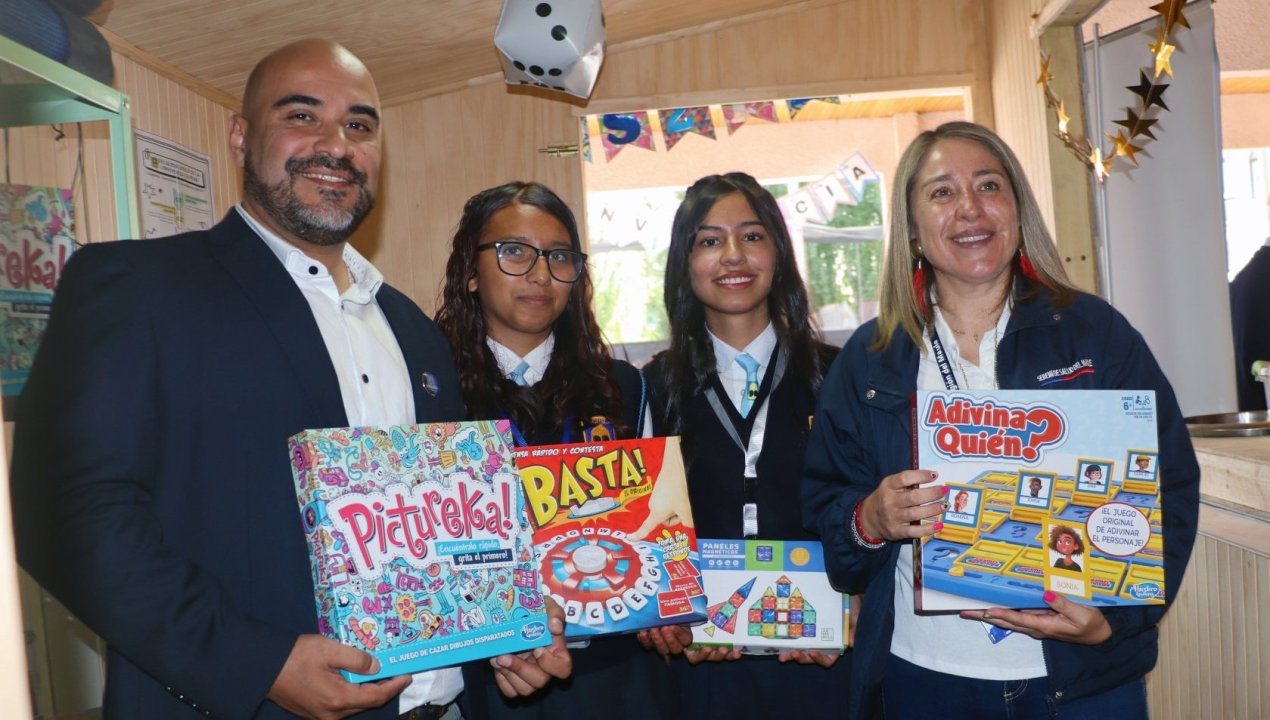 /molina-instala-primer-kiosco-de-la-convivencia-en-escuela