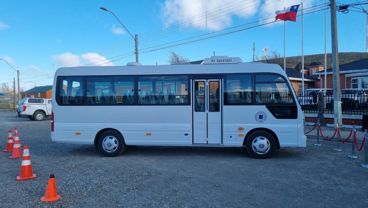 /inauguran-nueva-vivienda-municipal-y-entregan-bus-de-pasajeros-en-la-comuna