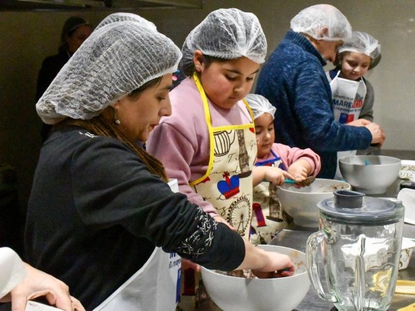Sector salud en Puerto Williams refuerza acciones para enfrentar la obesidad y sobrepeso infantil con taller de cocina saludable dirigido a niños y sus familias