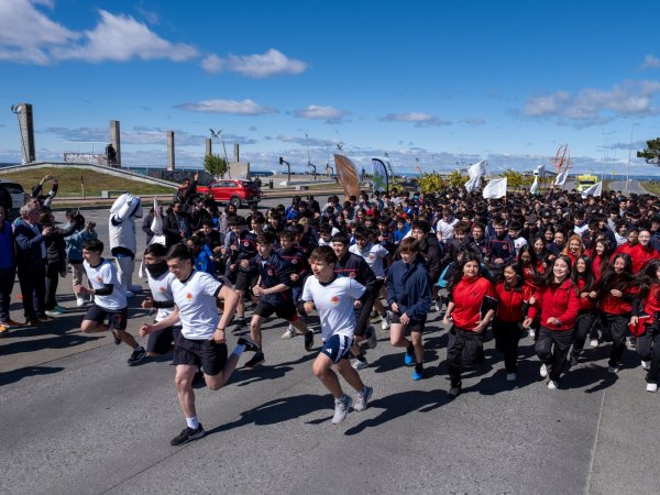 GASCO Magallanes respaldó la Primera Corrida por la Paz y la No Violencia que convocó a 800 estudiantes