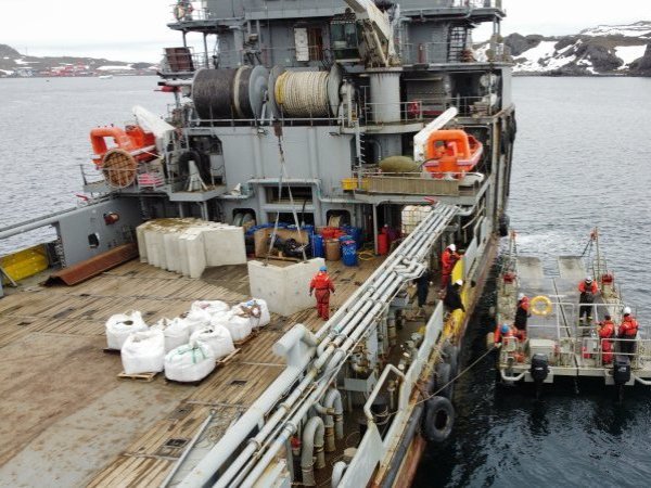 ATF 65 “Janequeo” contribuye en despliegue logístico clave para la soberanía efectiva en el Territorio Chileno Antártico