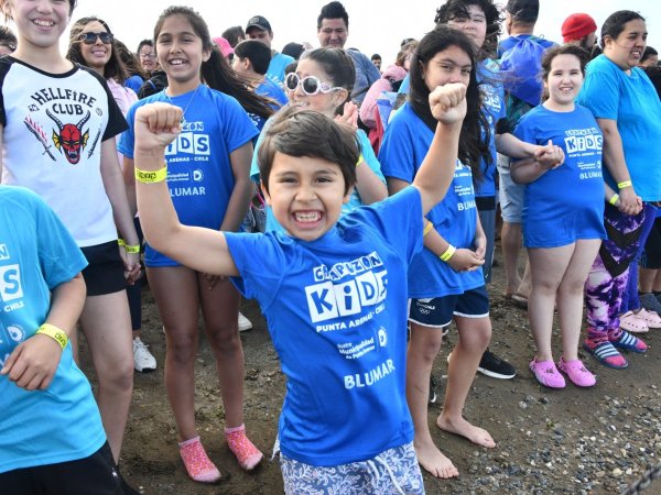 Más de mil niños desafiaron el Estrecho de Magallanes en el Chapuzón Kids 2026