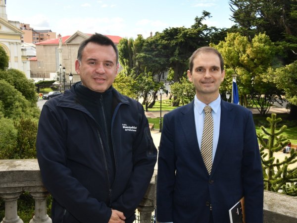 Alcalde de Punta Arenas recibe al nuevo cónsul argentino para fortalecer vínculos bilaterales