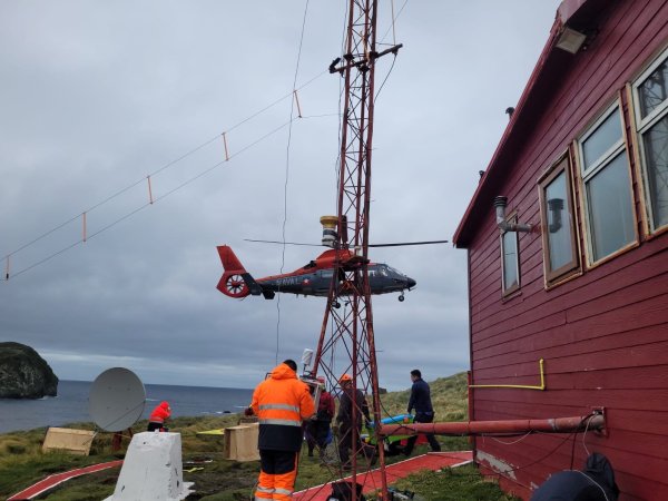 Especialistas en meteorología marina efectuaron la instalación de estaciones automáticas en las puertas del mar de Drake