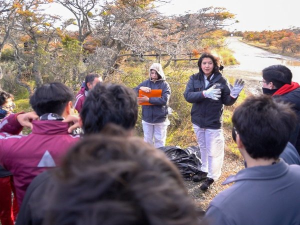 Municipio realiza limpieza en Parque Chabunco junto a estudiantes
