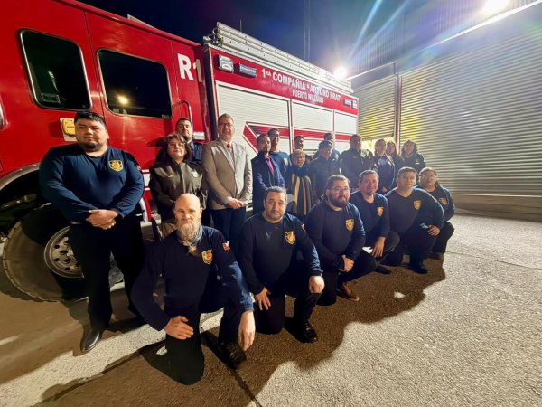 Primera Compañía de Bomberos “Arturo Prat” celebra 39 años de historia con desfile conmemorativo en Puerto Williams
