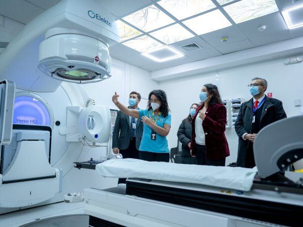 Delegada presidencial regional junto a autoridades de salud visitan hcm para conocer avance de alerta sanitaria oncológica en Magallanes