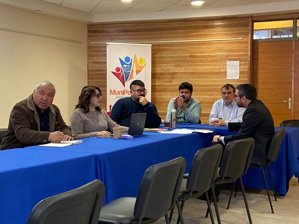 Subdere Magallanes expone plan de zonas extremas ante el concejo municipal de Porvenir