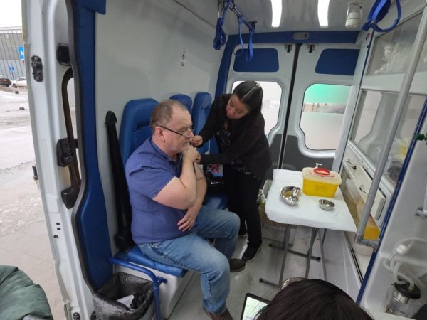 Campaña de Invierno: Autoridades refuerzan llamado a vacunarse y acercan este proceso a la comunidad mediante vacunatorio móvil