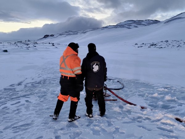 Armada de Chile entre el viento y el hielo: dotación de la Base Naval Antártica Capitán Arturo Prat cumple una faena vital para el país