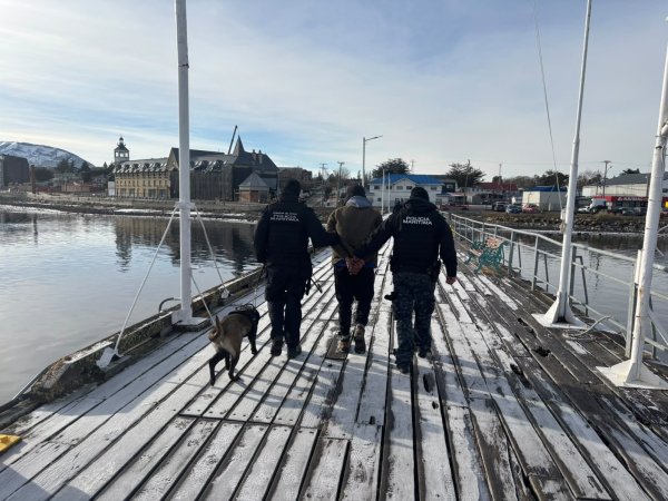 Autoridad Marítima detiene a tripulante con dos órdenes de detención pendientes durante fiscalización en el Golfo Almirante Montt