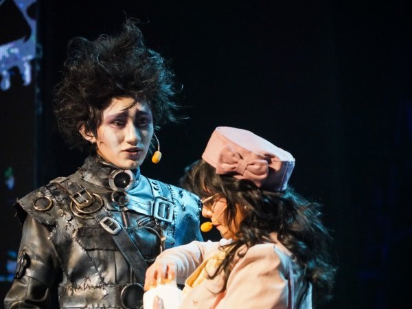 Elenco del Teatro Municipal estrenó “Eduardo Manos de Tijera”