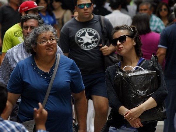 Ipsos: El trabajo estable y la vivienda propia definen la idea de una vida exitosa en Chile