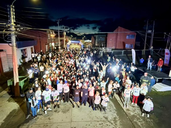 Más de 300 personas participan en la primera Corrida Nocturna Familiar de Cabo de Hornos