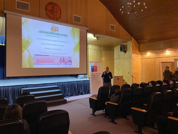 Reinserción social juvenil llega con charlas sobre ley de responsabilidad penal adolescente a Puerto Natales