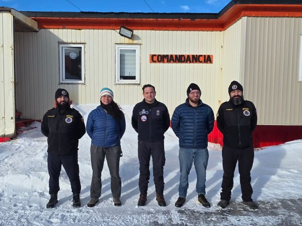 Fuerza Aérea apoyó histórica manifestación de matrimonio en la Base Antártica Presidente Frei