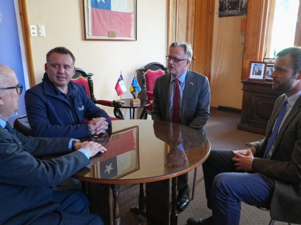 Alcalde Radonich se reúne con embajador británico en Punta Arenas