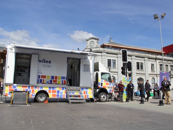 Magallanes estrena moderno Bibliomóvil para llevar la magia de la lectura a toda la región