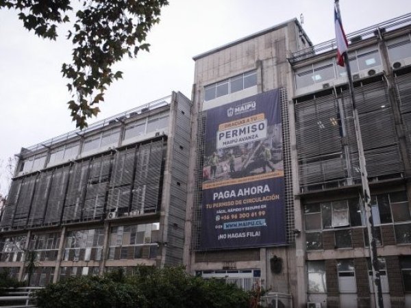 Impactante: Desmantelan mafia municipal que vendía licencias y patentes falsas en Maipú