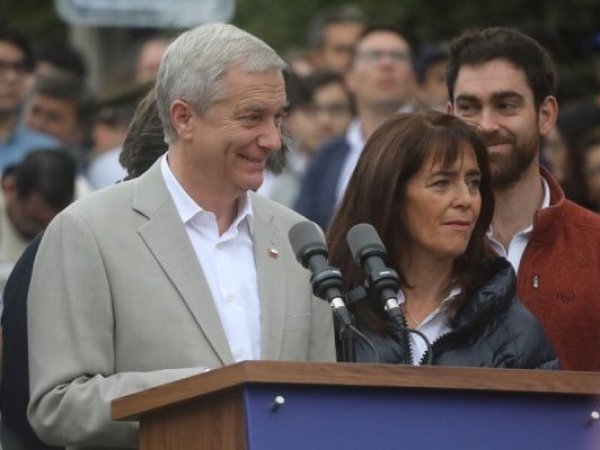 Kast invita a invita a irregulares a abandonar el país y cuando estén con sus papeles en regla puedan reingresar