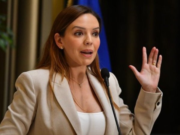 Camila Flores amenaza con cárcel 