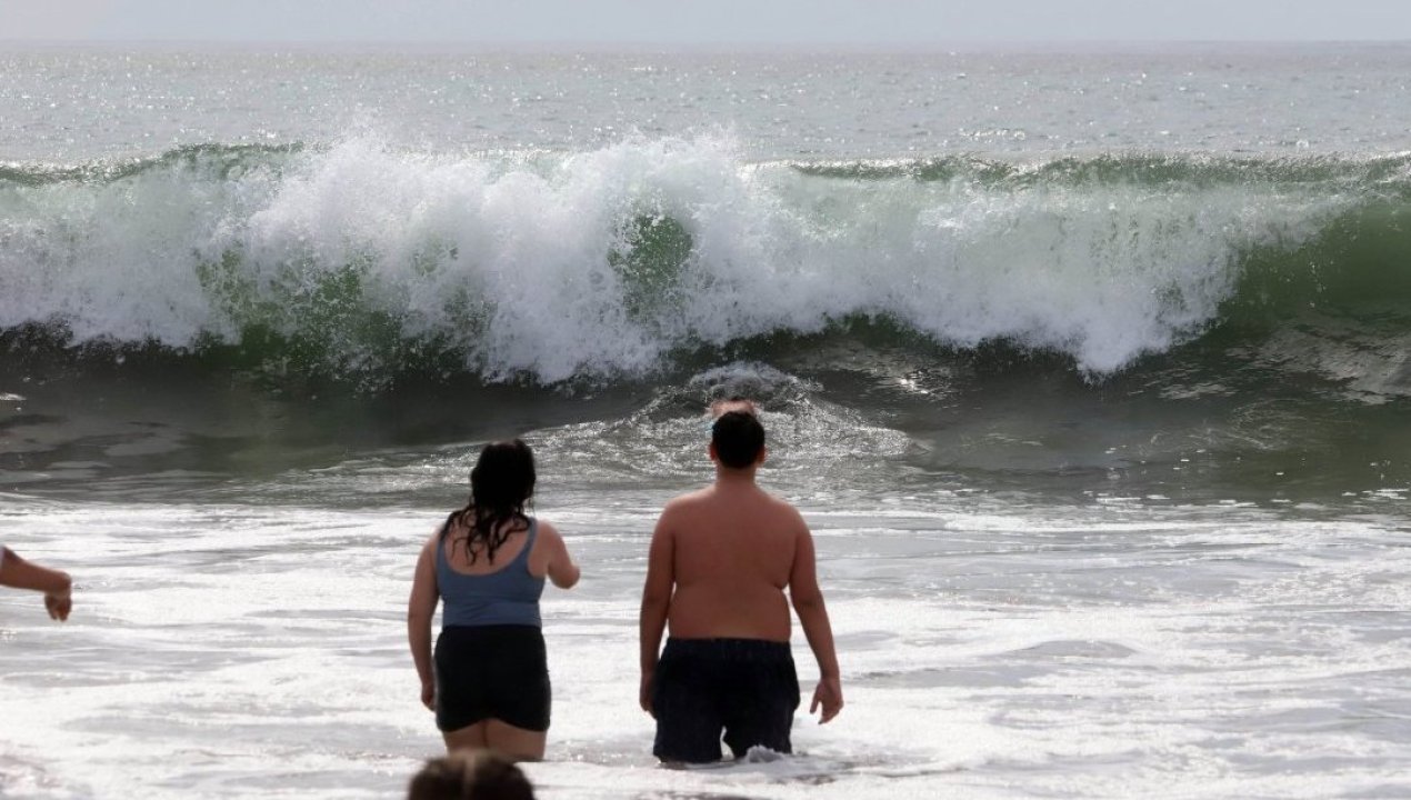 /regionales/region-de-los-lagos/comenzo-el-verano-en-castro-llaman-a-extremar-precauciones-en-playas-sin