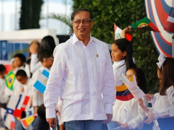 Petro llama a colombianos en Chile a volver a su país y Gobierno evita pronunciarse