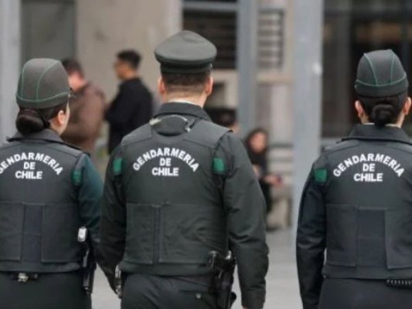 Kast reaparece de sus vacaciones y llama a respetar a Gendarmería en medio de la crisis
