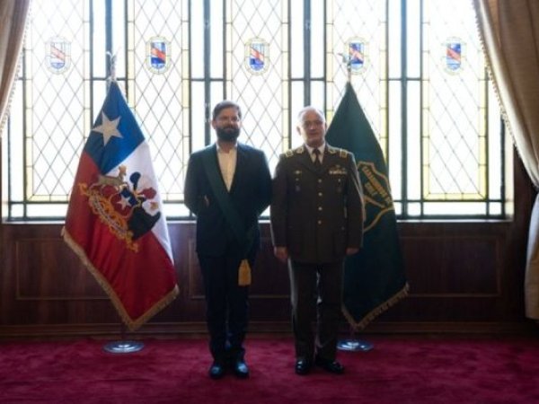 Presidente Boric es condecorado como Alguacil Mayor por Carabineros