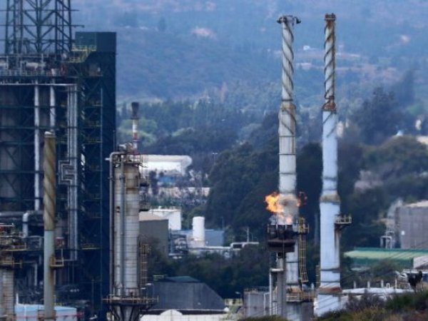 Alza del petróleo por conflicto en Medio Oriente presiona precios de combustibles en Chile