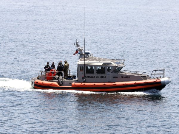 Armada busca a dos pescadores desaparecidos tras naufragio de lancha en Chañaral