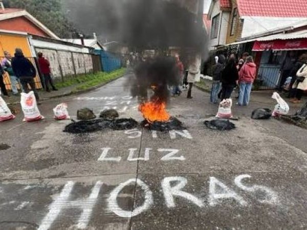 Vecinos bloquean ruta entre Villarrica y Licán Ray por prolongado corte de energía