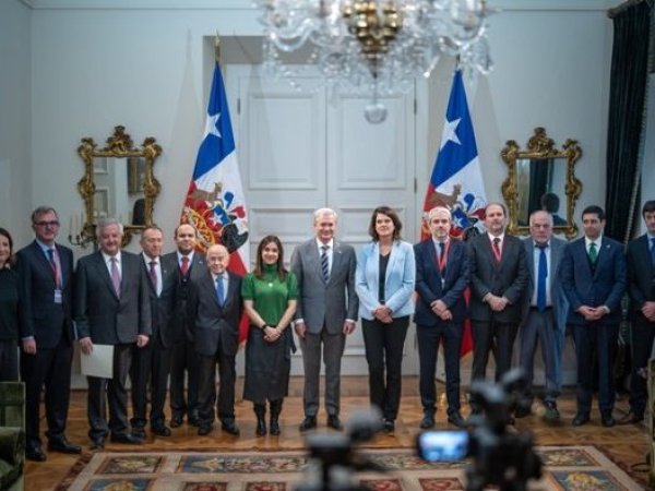 Con presencia de exministros: Presidente presenta comisión que busca reducir ministerios