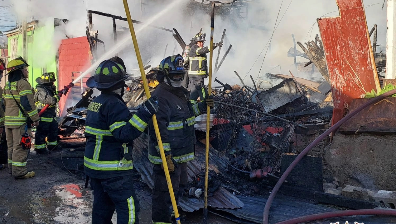 /antofagasta/incendio-dejo-25-damnificados-y-cinco-viviendas-afectadas-en-antofagasta